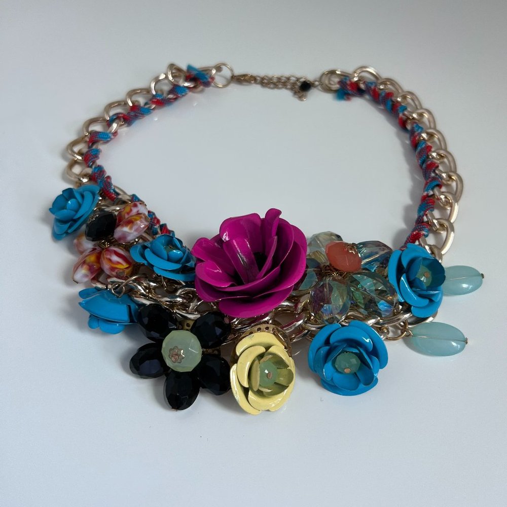 Chain necklace with flowers